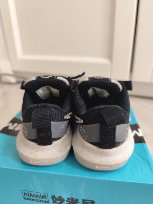 Детские кроссовки Nike.