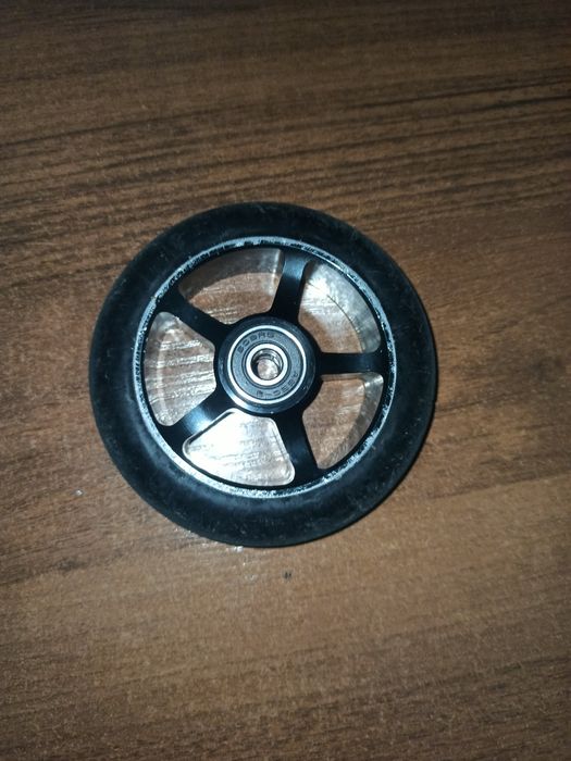 Всё целое нету трещины только царапины