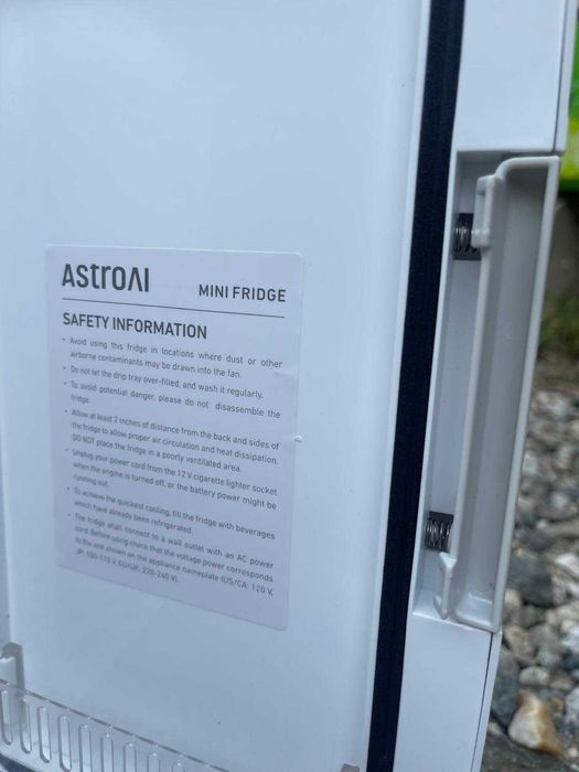 Mini frigider AstroAI 2 în 1,  6 litri, cu funcție de răcire/încălzire