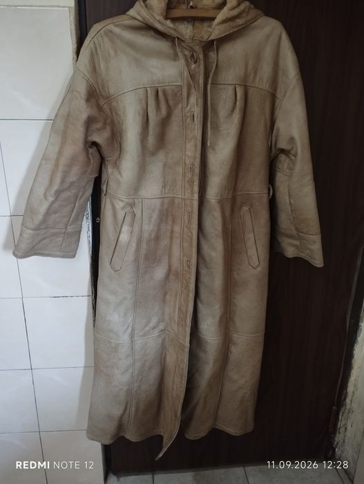 Vind doua paltoane de blană