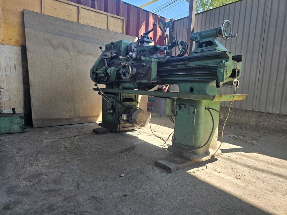 Токарный станок в отличном состоянии.