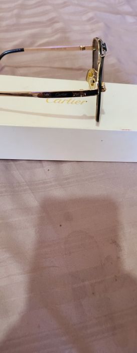 Vând ochelari Cartier originali în cutia  fără cartea lor și generator electric fiecare prețul lor de 800