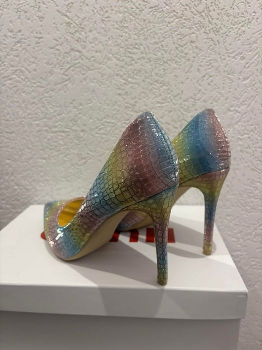 Обувки на висок ток