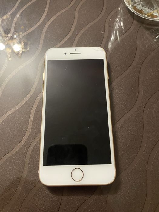 Vand iphone 8  arata semnul dela apple si more