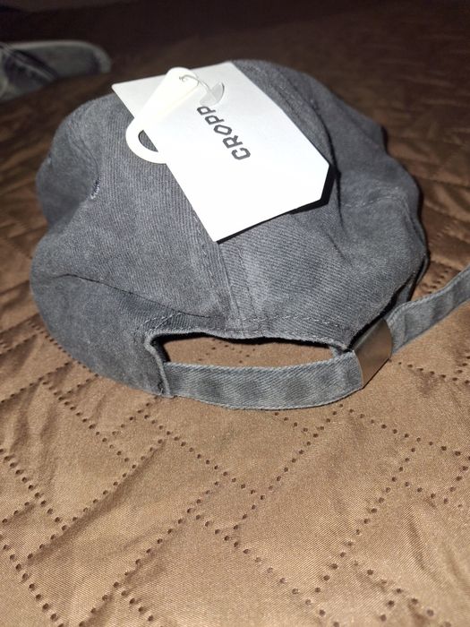 дънки Bershka + шапки с козирка Cropp