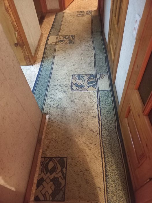 Продам ковер для коридора и кухни.