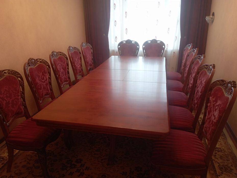 Стол со стульями