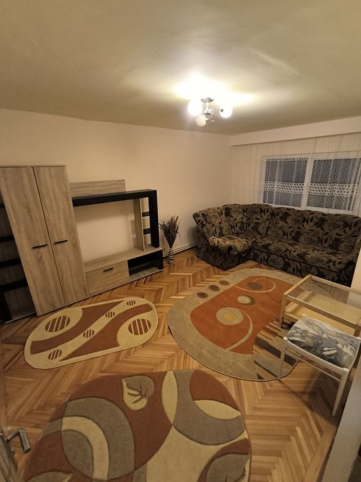 Închiriez apartament 3 camere