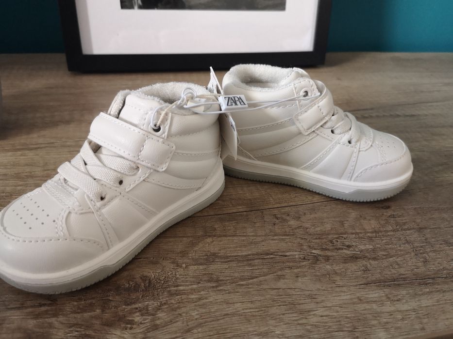 Детски бели кецове Зара 21 26 и 27 номер