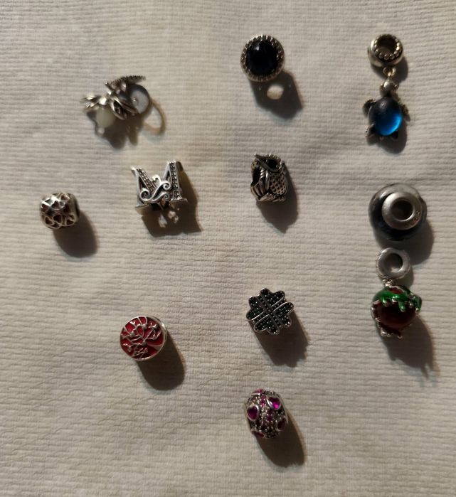 Charmuri compatibile cu brățări precum Pandora și Gnoce