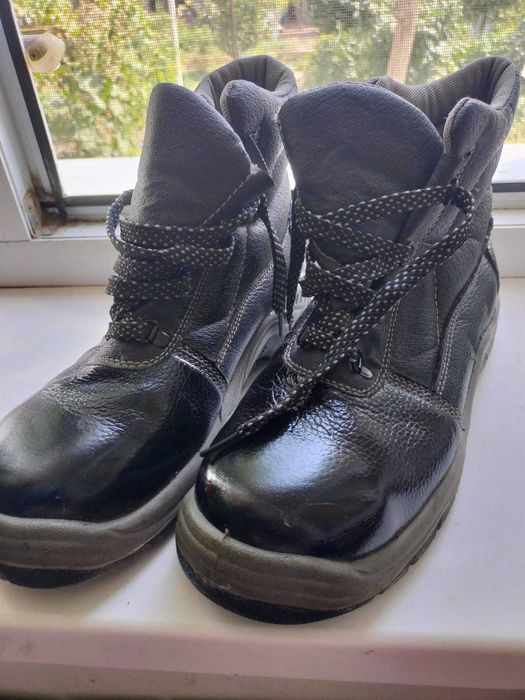 Продаю рабочие ботинки размер 40, 41  и 42