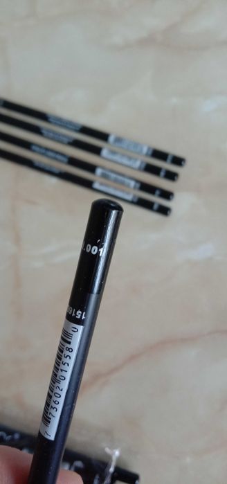 Черный карандаш для губ и глаз