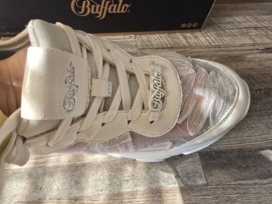 Продавам оригинални дамски маратонки Buffalo