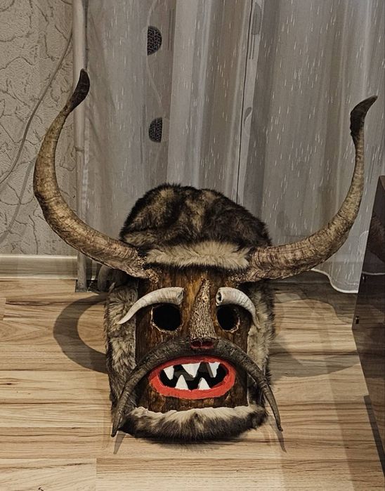 Продавам кукерска маска