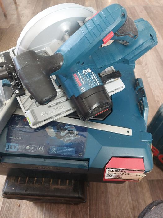 Vand Circular Bosch 18 v funcționează pe sina folosit o singură data