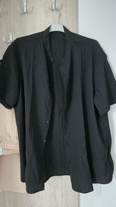 2  camasi si o pereche de pantaloni