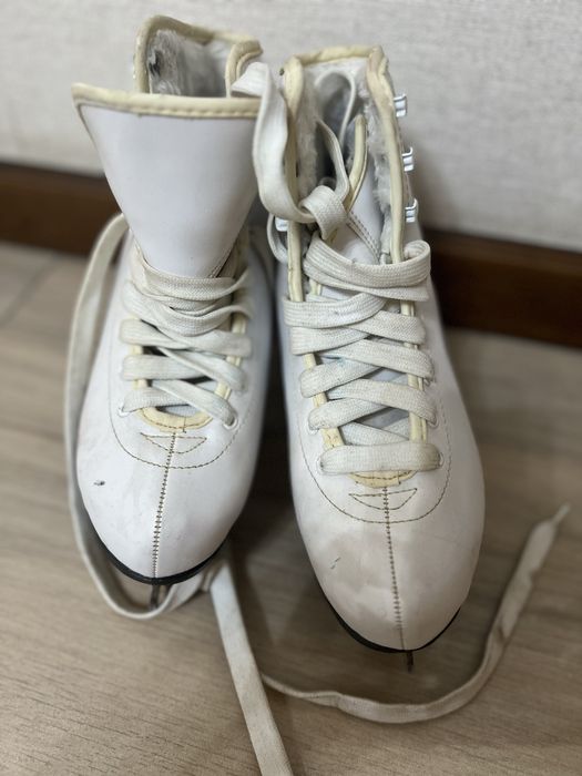 Продам белые коньки