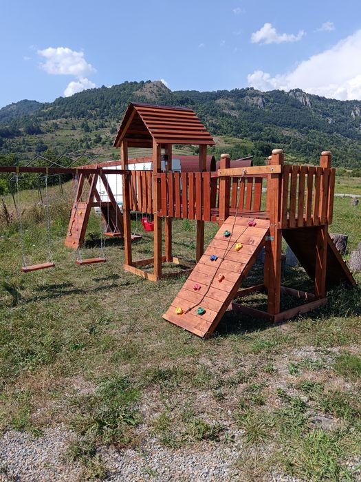 Spațiu de joacă, balansoare,