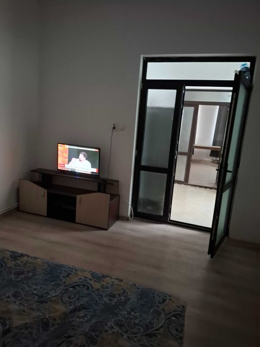 Ofer spre închiriere două apartamente situate într-o curte privată, în municipiul Brăila, zona Unirii.