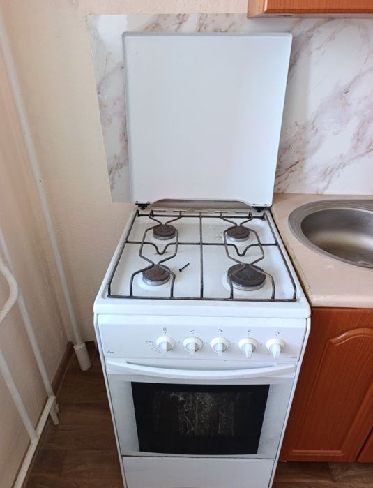 Продам газ плиту и дверь