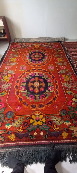 Кавёр ручнои көне кілем