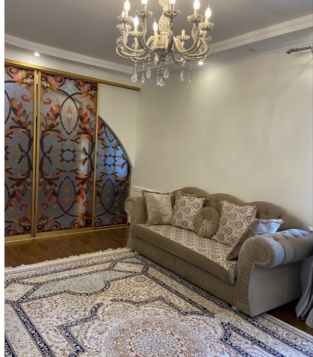 Диван с подушками и два кресла