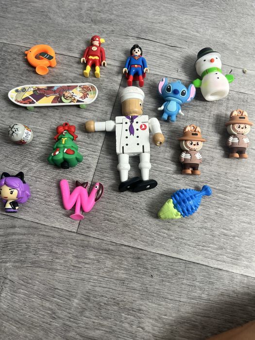 Игрушки фигурки и сквиши.