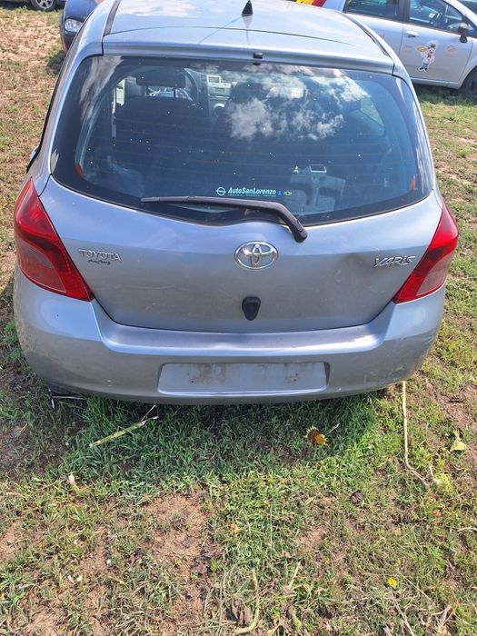 Dezmembrez toyota yaris an 2010