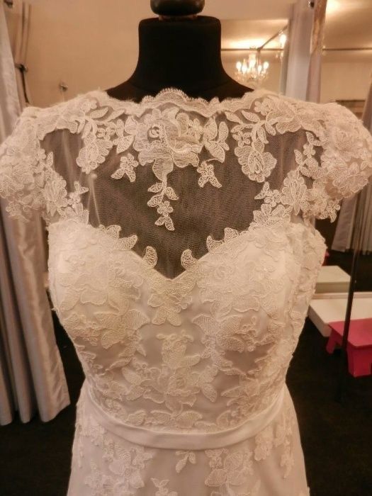 Красива дантелена рокля