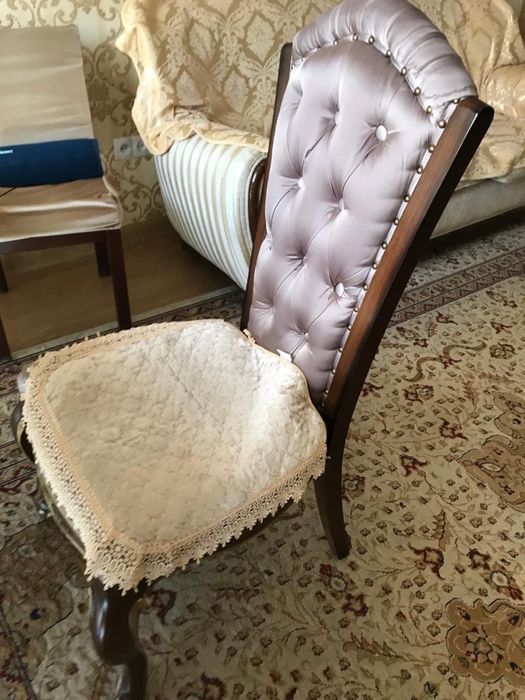 мебель (витрина, комод и стулья)