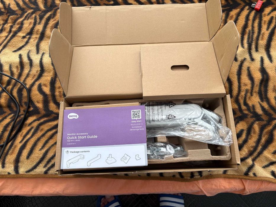 Продавам стойка за монитор BenQ Ergo Arm BSH02 (Бяла) – Като нова.