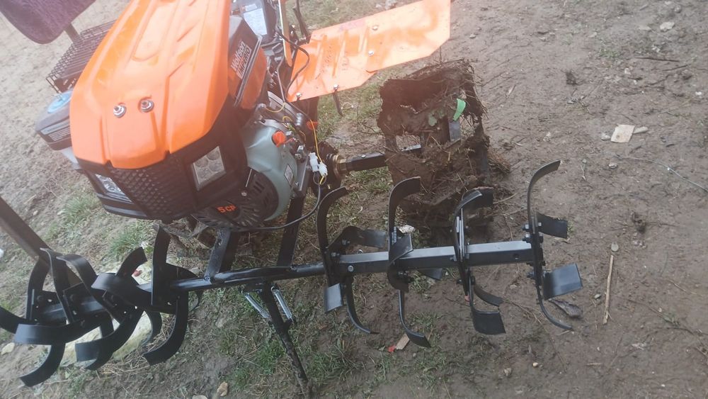 Vând motocultor foarte puțin folosit