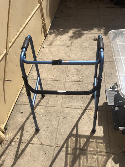 Scaun cu rotile pentru oameni cu dizabilități