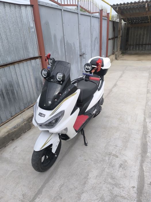 Скутер макси 150 кубов