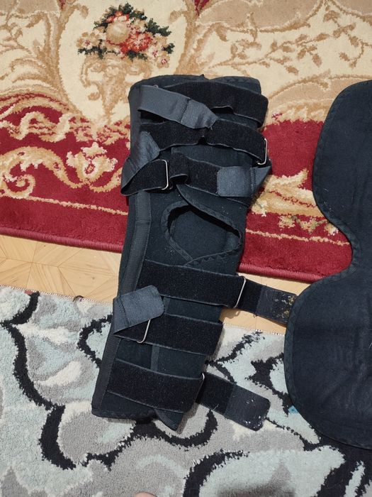 Гипс, надколенники, протезы.