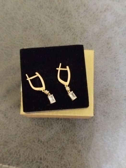 Продаётся диван и золотые серьги.