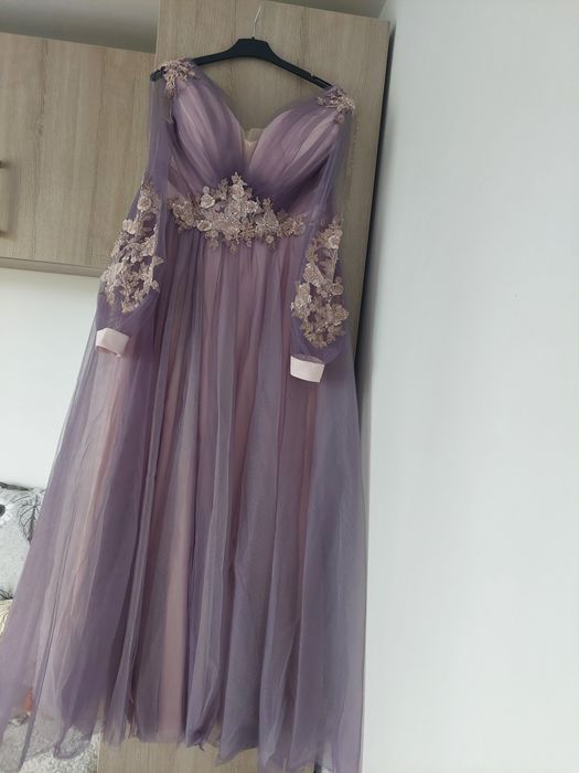 Vand rochii elegante, atat de zi cat si de seara