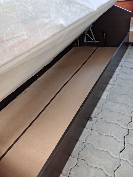 Легло с ракла с повдигащ механизъм