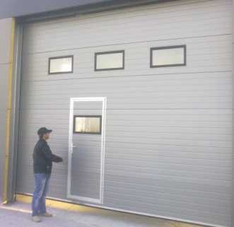 Usi de garaj industriale cu hublouri
