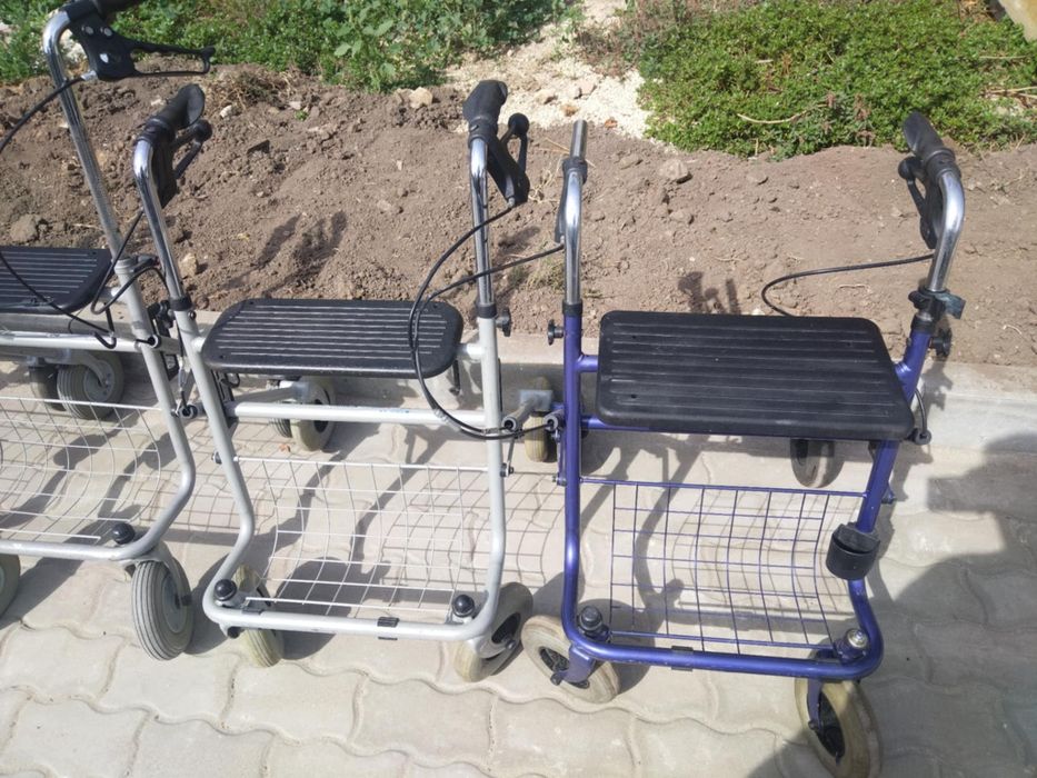 Проходилка ролатор/сгъваема/със седалка.
Здрава без забележки.
Сгъва с