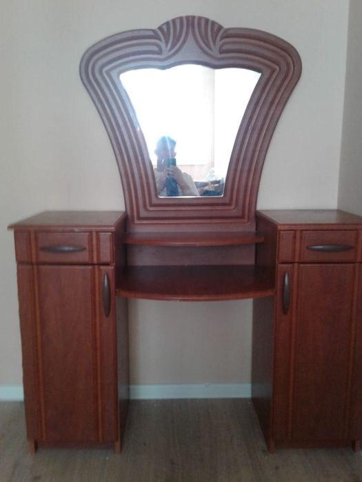 Продам стол и шкаф