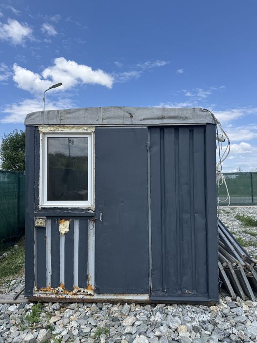 Container metalic 2.5x2.5x5.10 cu 3 geamuri si usa metalica
