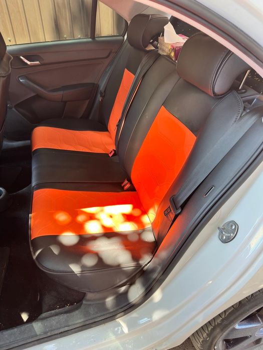 Vând huse auto multimarca