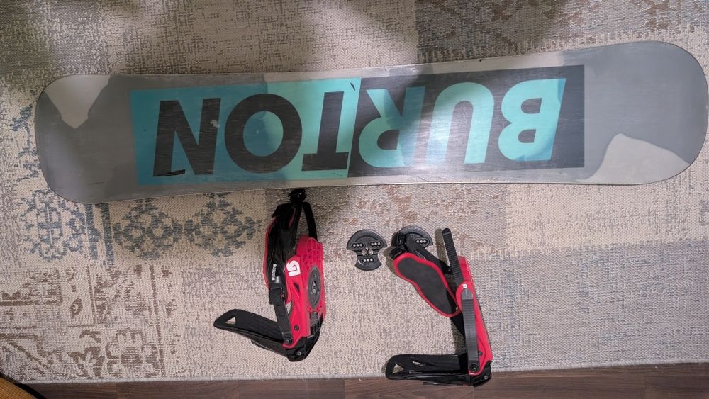 Snowboard Burton 159cm + legaturi