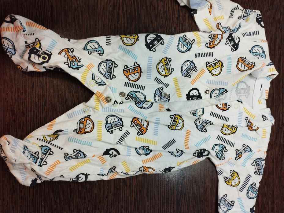 Бебешки дрехи, запазени- не нови и подарък еднократни подплънки.