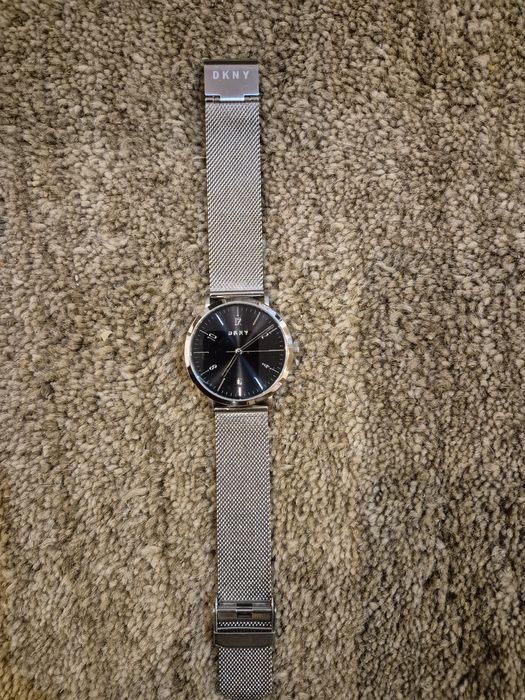 Ддамски часовник DKNY Minetta, модел NY2741, със сребриста мреже