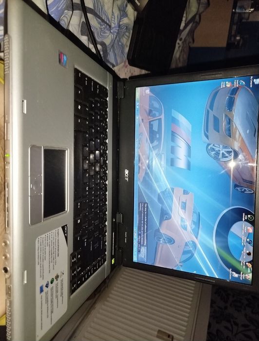 Vand laptop acer aspire deține 2 pe stil vechi se aude muzica tare