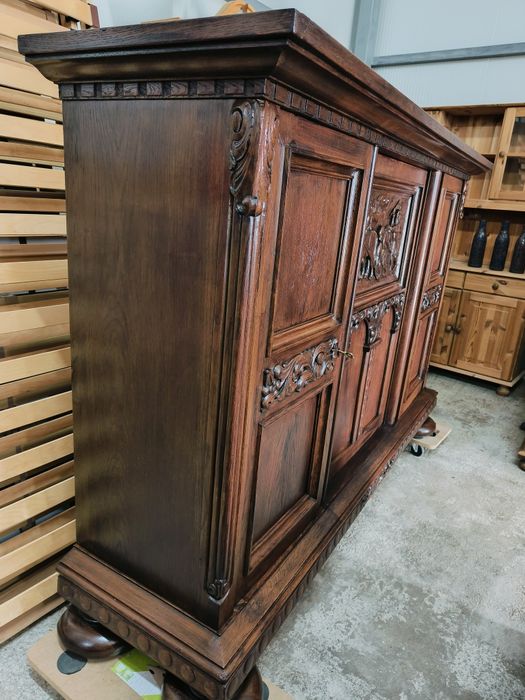 Разкошен дъбов шкаф с дърворезба