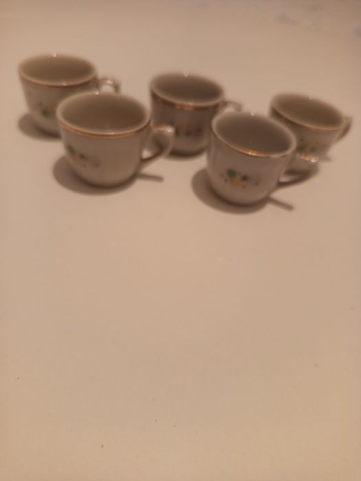 Много малки чашки.