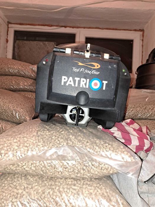 лодка за захранка със зарядно